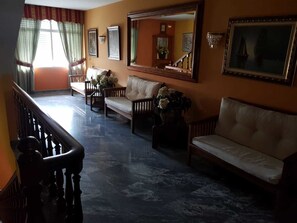 Área de estar no saguão