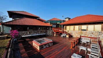 Breakfast, lunch, dinner served; international cuisine