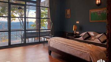 Minibar, in-room safe, desk, iron/ironing board