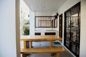 Family Room | Desk, blackout drapes, free WiFi, bed sheets - Bird Hotel (Chonburi)