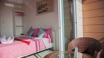 Deluxe Room, Sea View | Desk, blackout drapes, WiFi (free), bed sheets