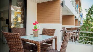 Deluxe Room, Balcony | Desk, blackout drapes, free WiFi, bed sheets