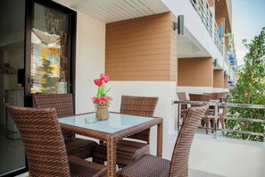 Deluxe Room, Balcony | Desk, blackout curtains, free WiFi, bed sheets - Bird Hotel (Chonburi)