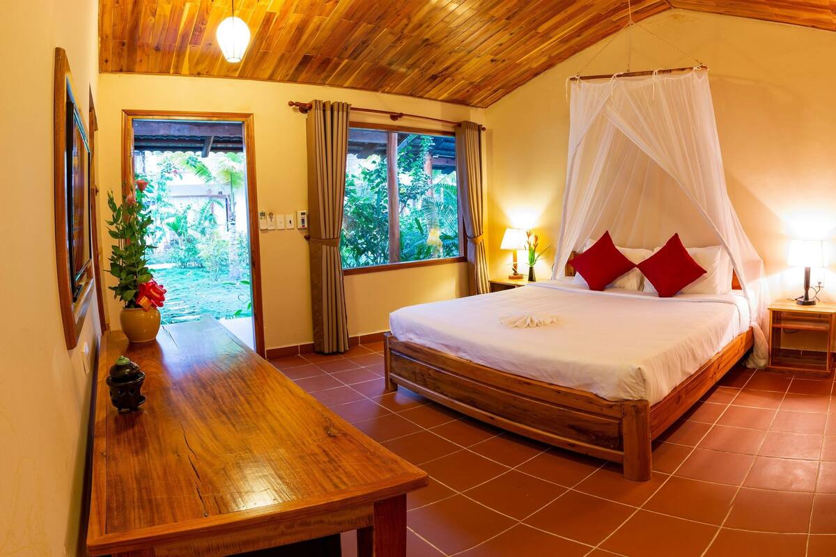 Superior Bungalow, 1 King Bed, Non Smoking, Garden View | Minibar, in-room safe, desk, laptop workspace