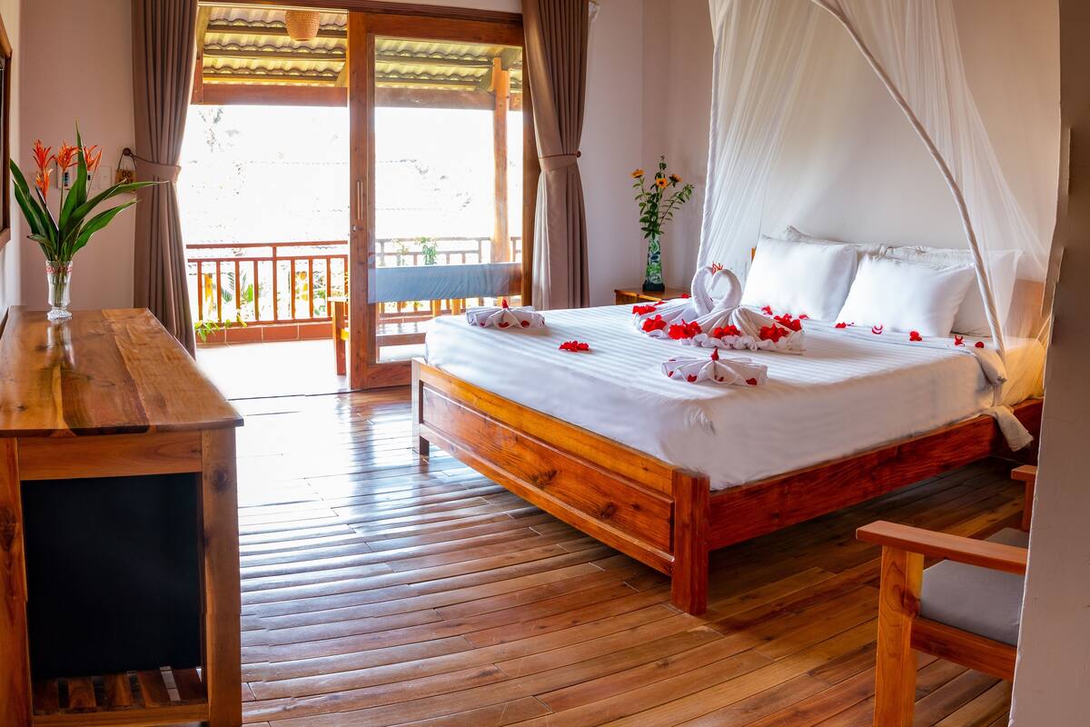 Superior Double Room, Garden View | Minibar, in-room safe, desk, laptop workspace