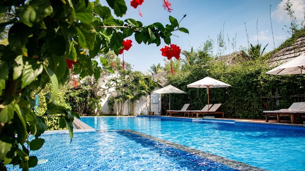Piscine extérieure, parasols de plage, chaises longues