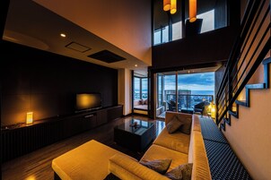 Cubrecamas y caja de seguridad en la habitación 