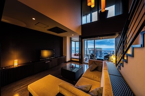 Cubrecamas y caja de seguridad en la habitación