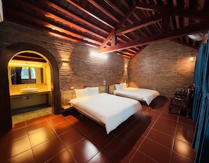Chambre Quadruple Familiale, vue piscine | Literie de qualité supérieure, surmatelas