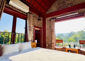 Premium bedding, pillow-top beds, in-room safe, desk - Ninh Binh Family Homestay (Gia Vien)