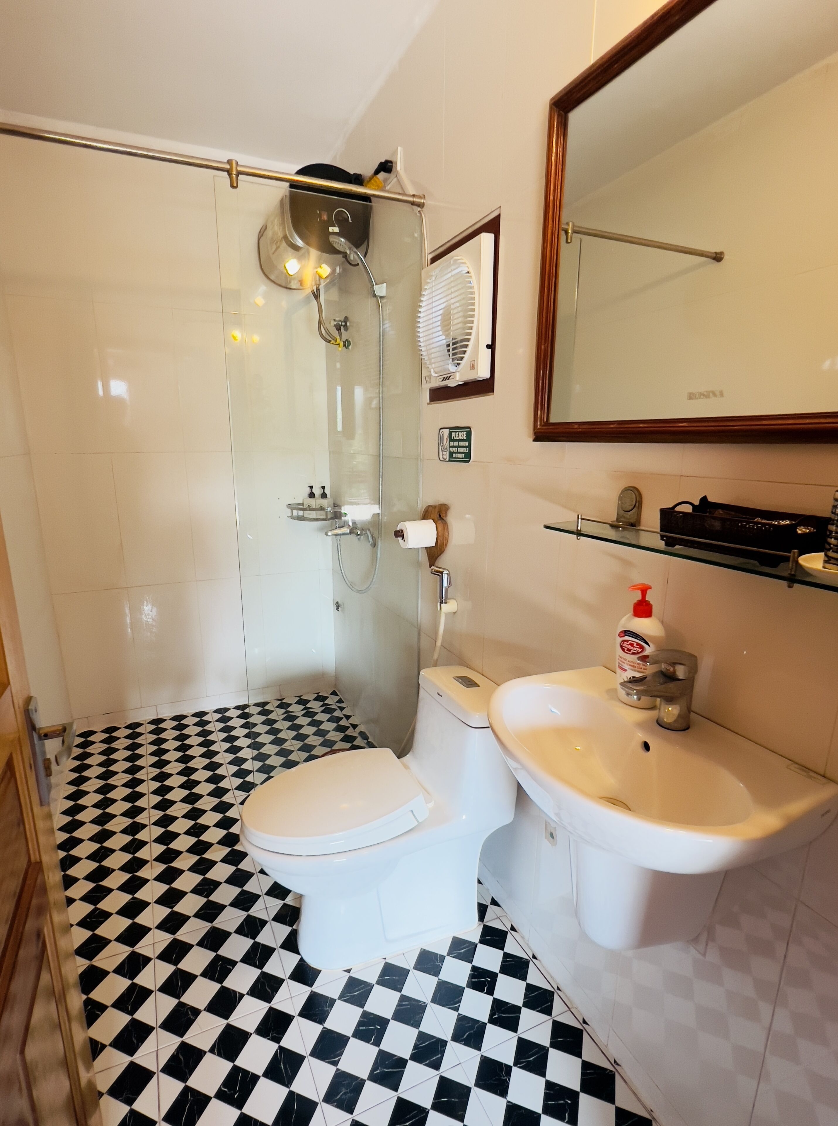 Un baño con ducha, inodoro y lavamanos.