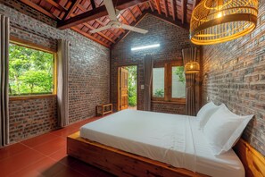 Premium bedding, pillow-top beds, in-room safe, desk - Ninh Binh Family Homestay (Gia Vien)