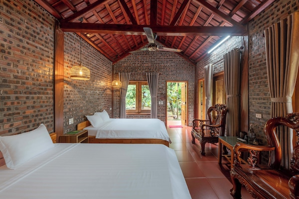 Quarto quádruplo família, vista para a piscina | Roupas de cama premium, camas com colchões pillow-top