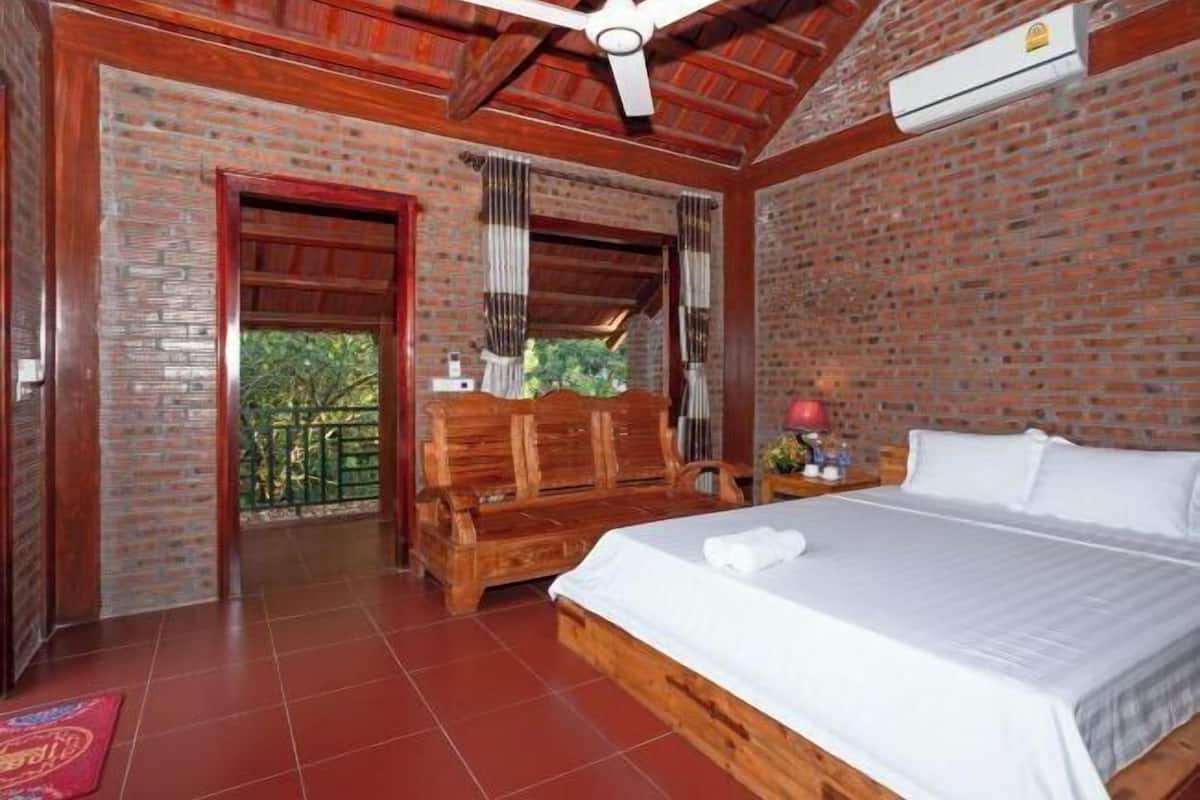 Premium bedding, pillowtop beds, in-room safe, desk