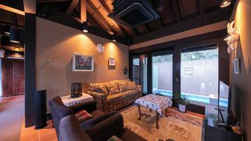 Cubrecamas, caja de seguridad en la habitación y wifi gratis