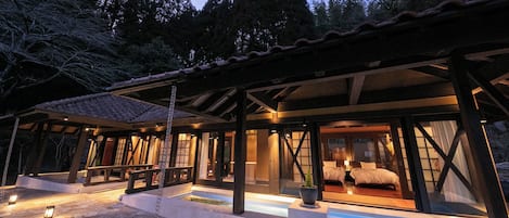 Down comforters, in-room safe, free WiFi, bed sheets