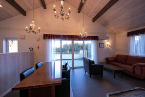 Rumah Deluks, Bebas Asap Rokok (Lavender,adults only [13yo and older]) | Makan di kamar