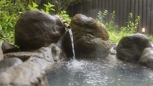 A natural water feature with a stream flowing over rocks in a garden setting. - Yufuin Hotel Morino Terrace (Yufu)