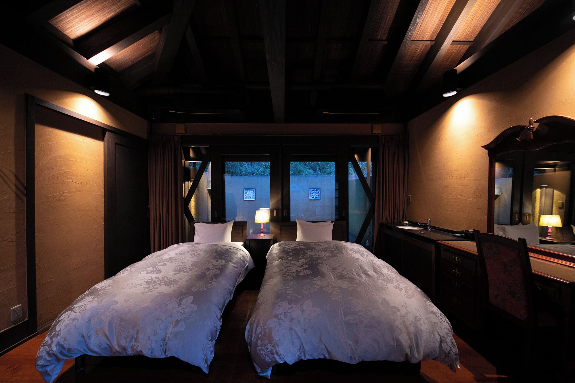 Cubrecamas, caja de seguridad en la habitación y wifi gratis 