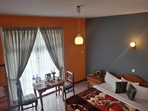 Desk, rollaway beds, free WiFi