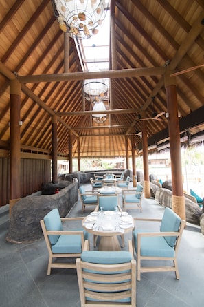 2 restaurants, breakfast, lunch, dinner served; international cuisine