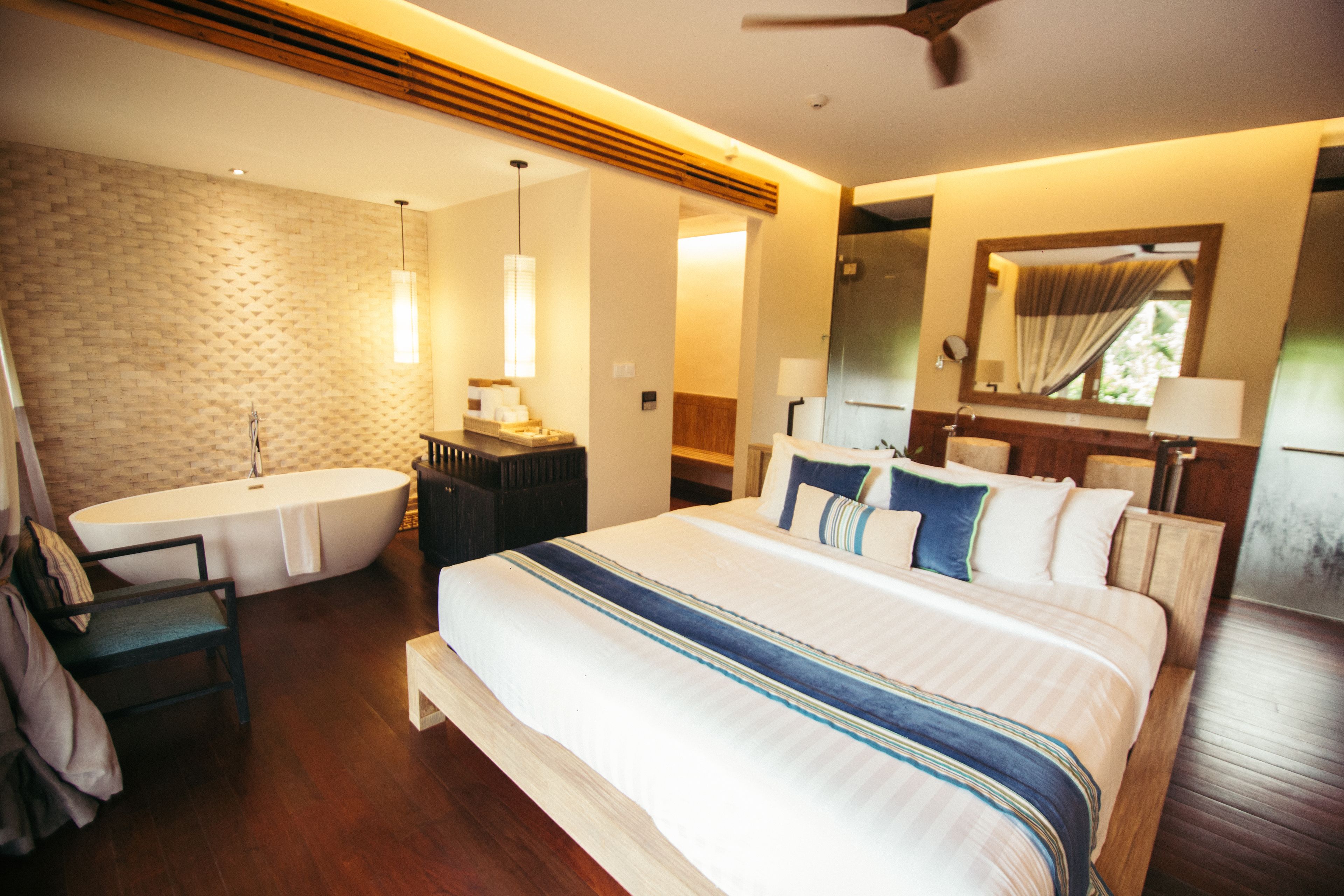 Pool Suite Sea Front | Bathroom | Deep soaking tub, free toiletries, hair dryer, bathrobes