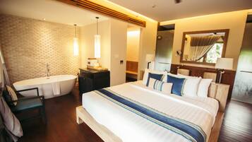 Pool Suite Sea Front | Bathroom | Deep soaking tub, free toiletries, hair dryer, bathrobes