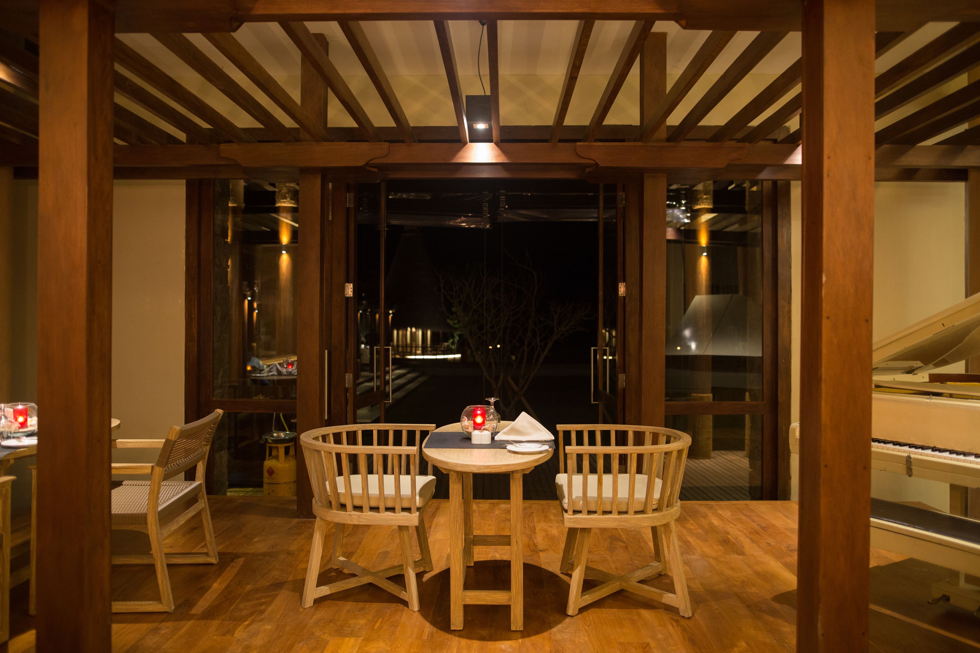 2 restaurants, breakfast, lunch, dinner served; international cuisine 