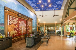 Lobby sitting area - Baan Khaolak Beach Resort (Takua Pa)