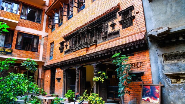 Un edificio tradicional con un letrero que dice 'WEST HOUSE CAFE'.