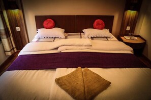 In-room safe, individually furnished, desk, laptop workspace