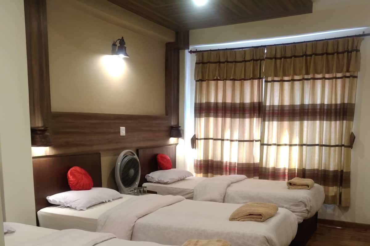 Standard Room | Peti besi dalam bilik, meja, Wi-fi percuma, cadar katil
