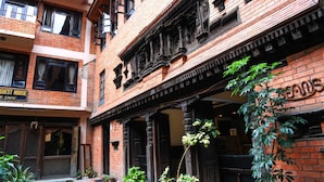 Un edificio tradicional con un letrero que indica 'Guest House' y 'Cafe'.