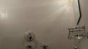 Articles de toilette gratuits, sèche-cheveux, chaussons