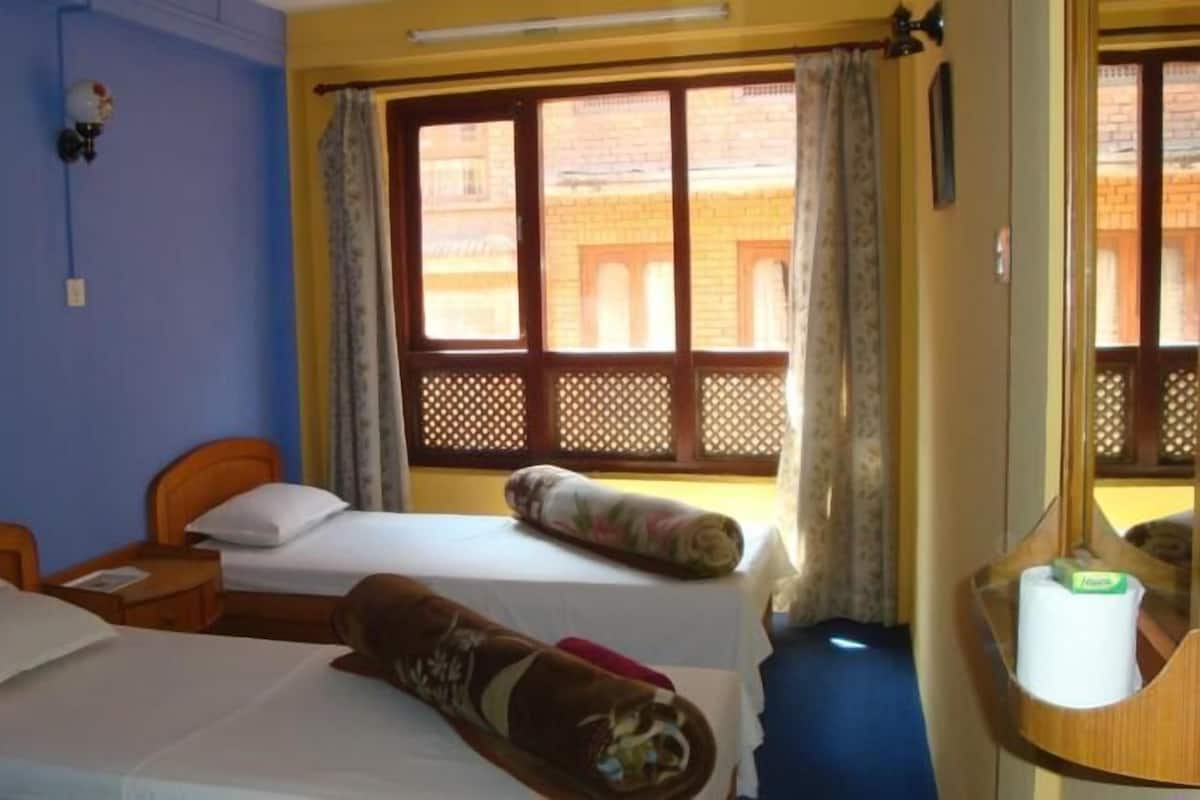 Room | Peti besi dalam bilik, meja, Wi-fi percuma, cadar katil