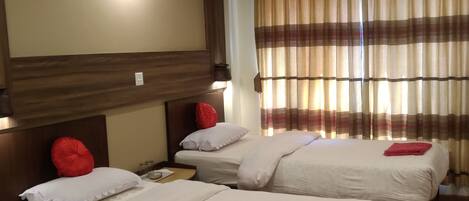 Standard dubbelrum eller tvåbäddsrum | Värdeförvaringsskåp på rummet, skrivbord, gratis wi-fi och sängkläder