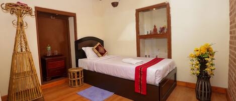 1 quarto, escrivaninha, espaço de trabalho para notebook