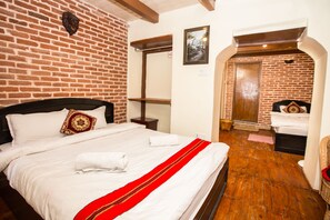 Family Triple Room | Desk, laptop workspace, soundproofing, free WiFi