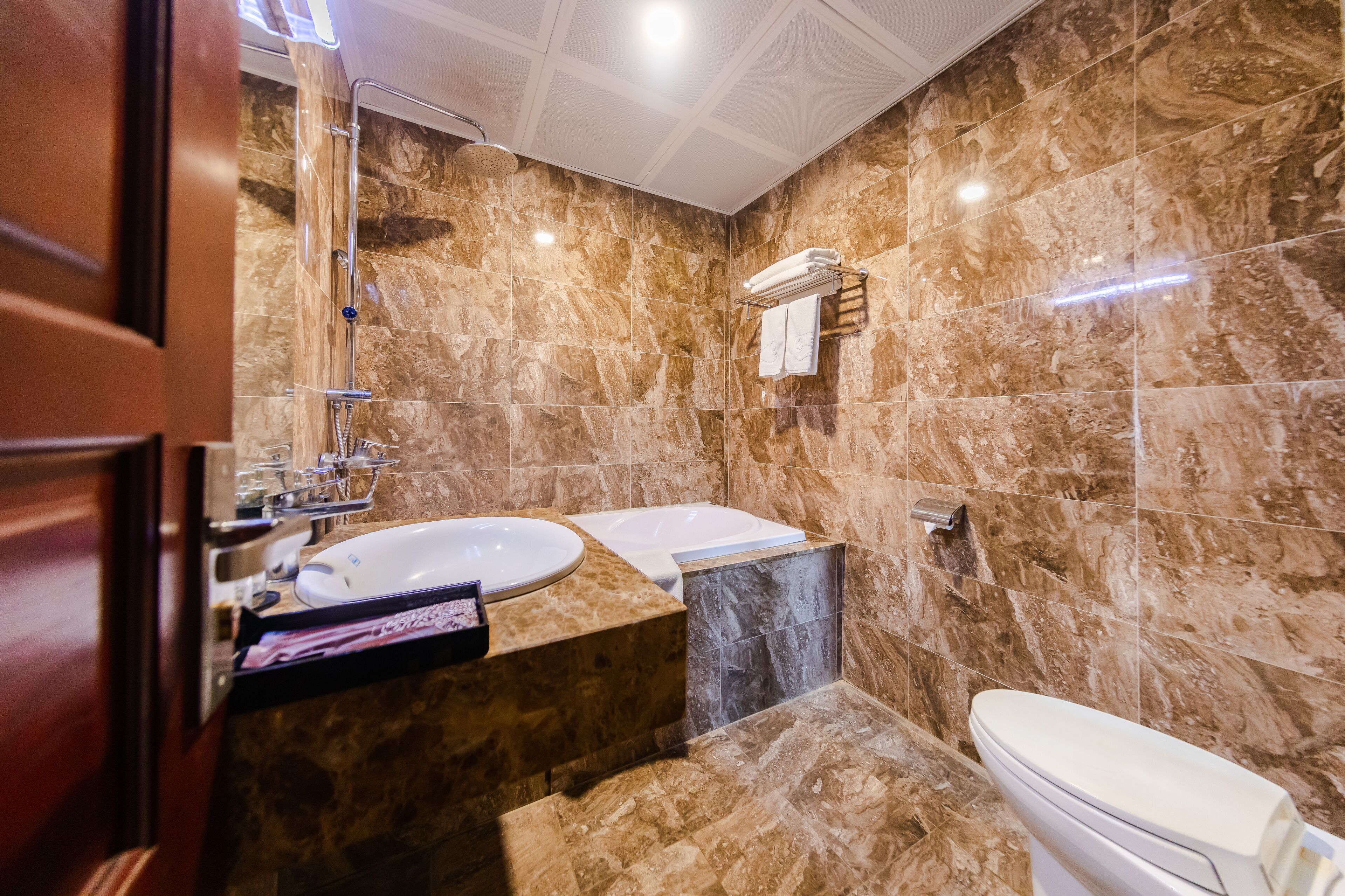 deluxe room | bathroom | free toiletries, hair dryer, slippers, towels