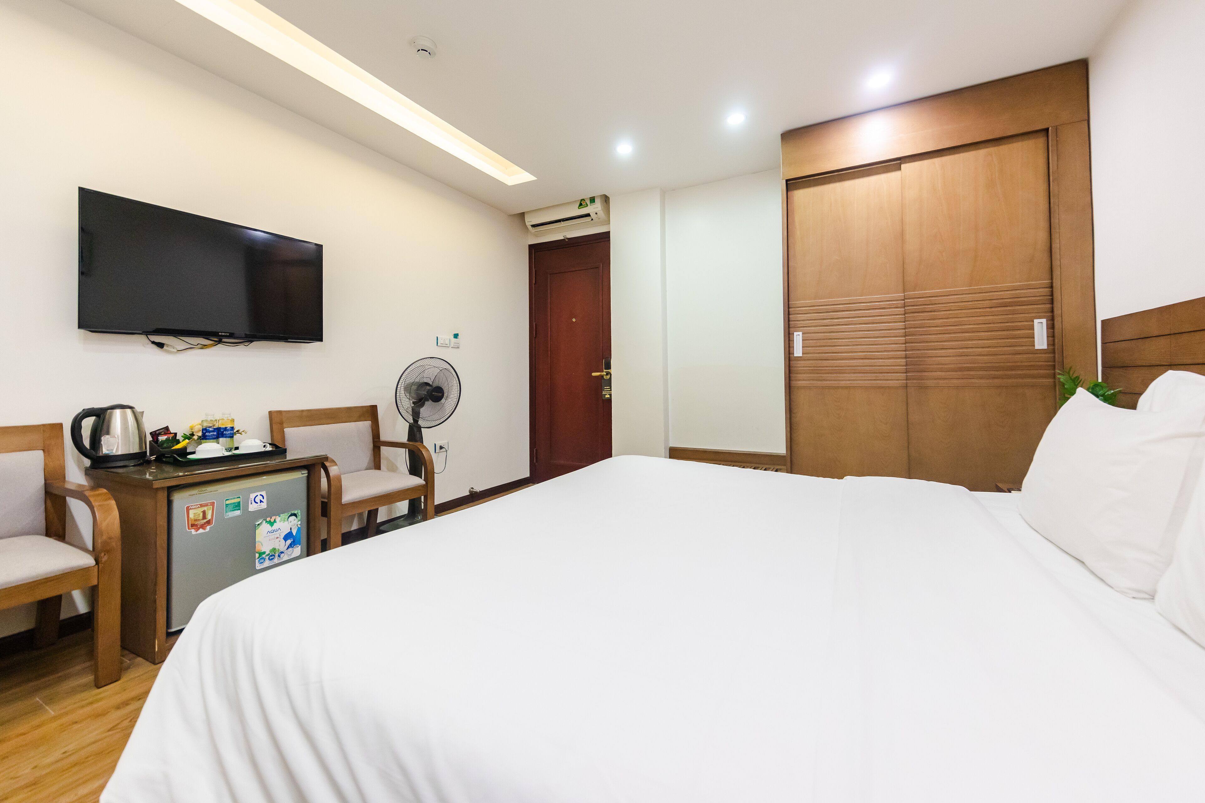 deluxe room | minibar, desk, cots/infant beds, rollaway beds