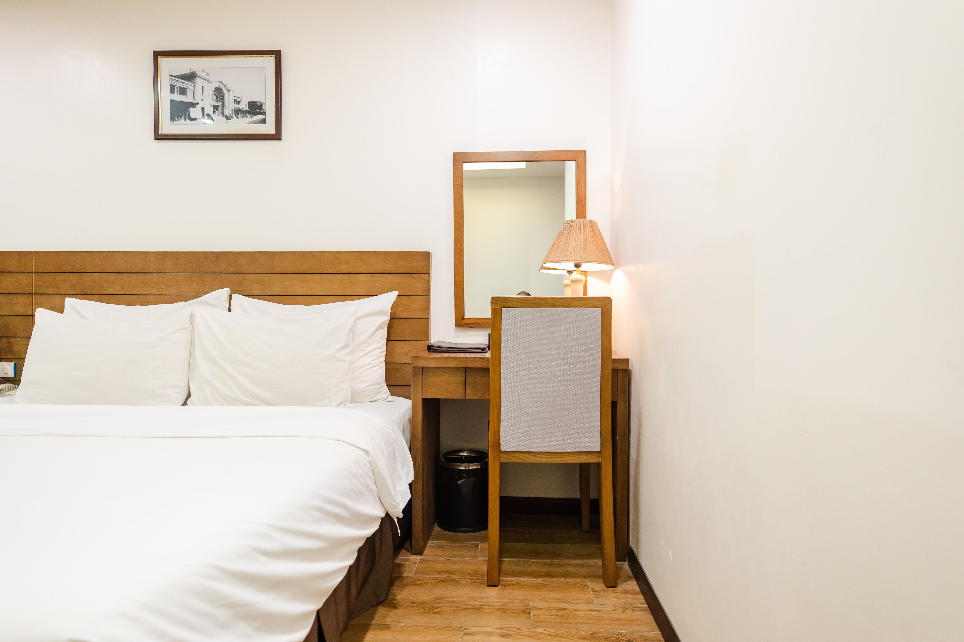 deluxe room | minibar, desk, cots/infant beds, rollaway beds