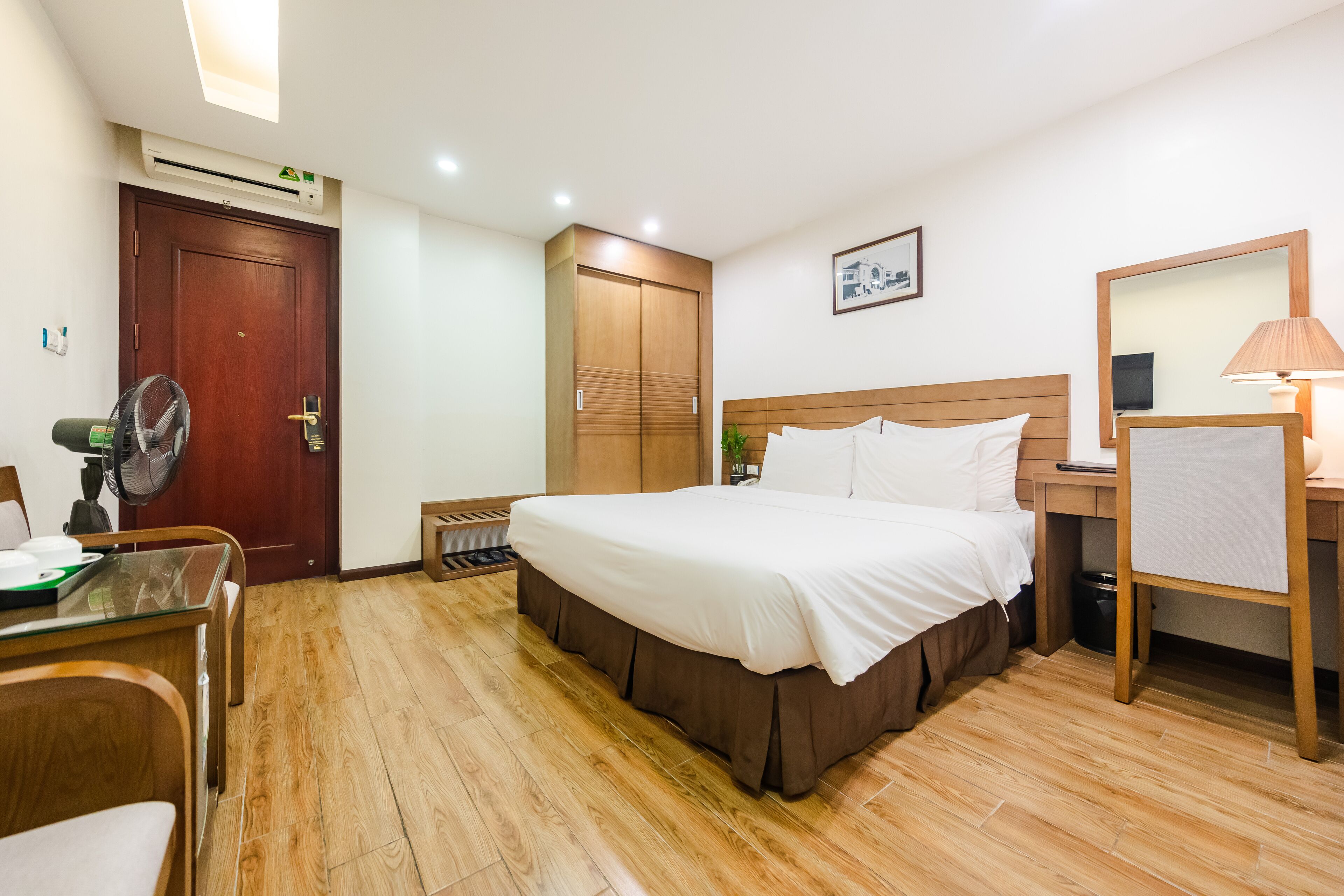 deluxe room | minibar, desk, cots/infant beds, rollaway beds
