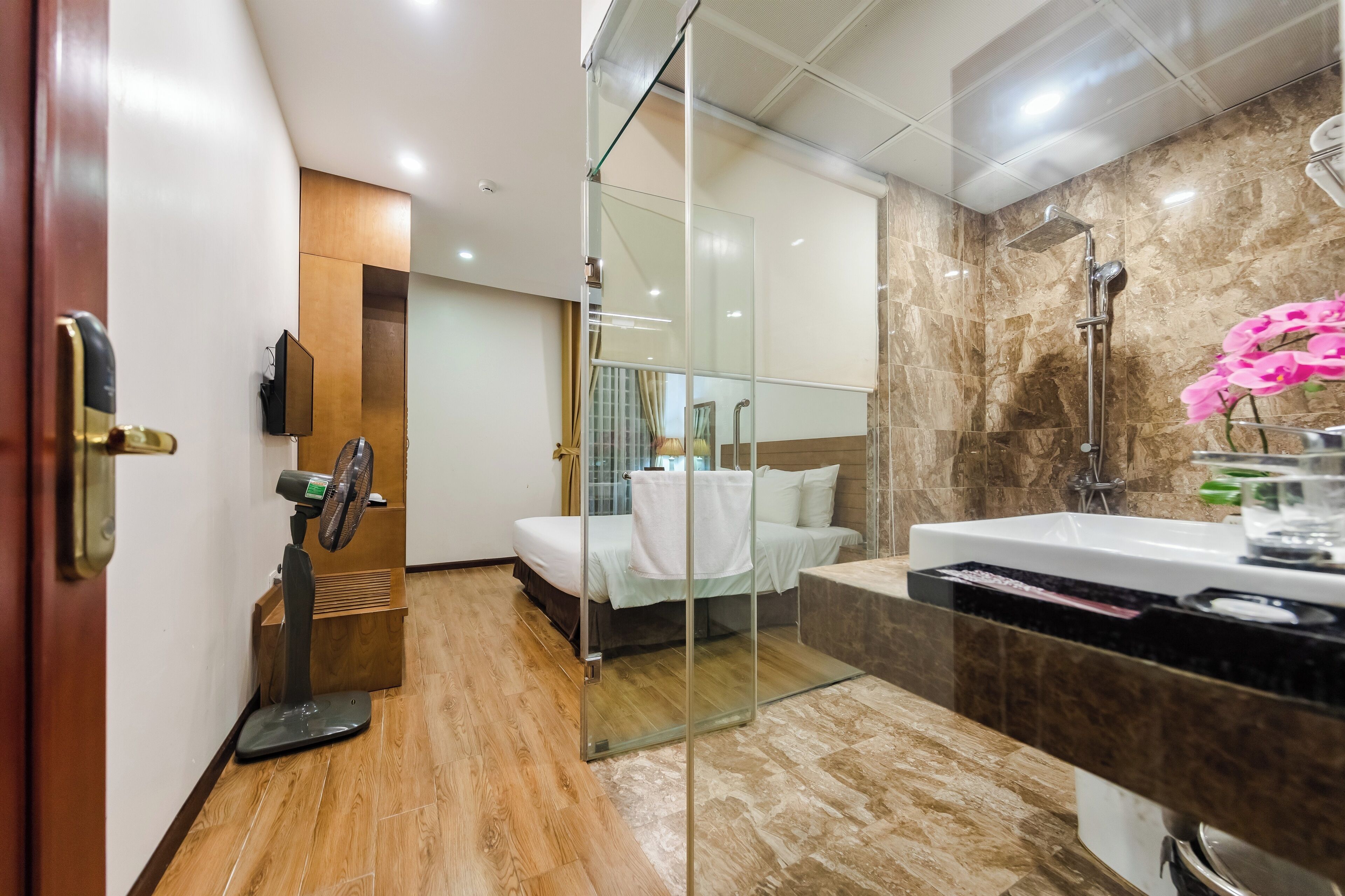 经典客房 | 高档床上用品、加厚床垫、迷你吧、办公桌