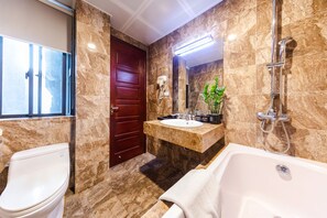 Habitación Deluxe | Baño | Artículos de higiene personal gratuitos, secador de pelo y zapatillas