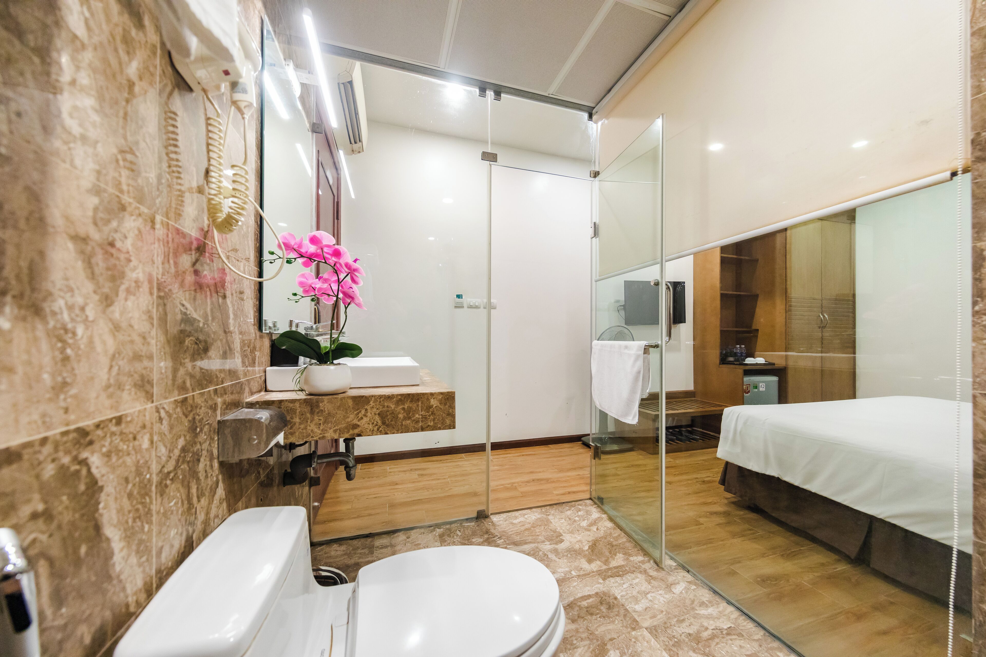 Ein modernes Badezimmer mit Toilette, Waschbecken und Dusche.