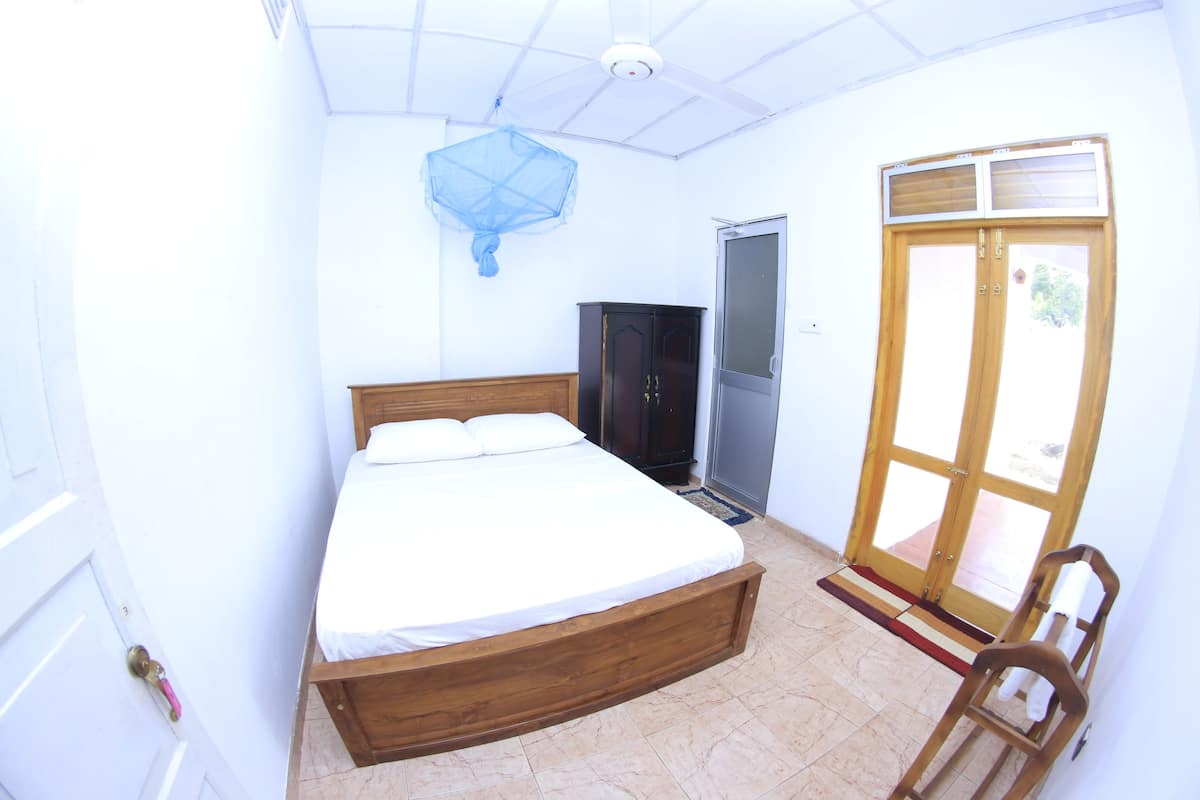 Non A/c Room | Desk, free WiFi