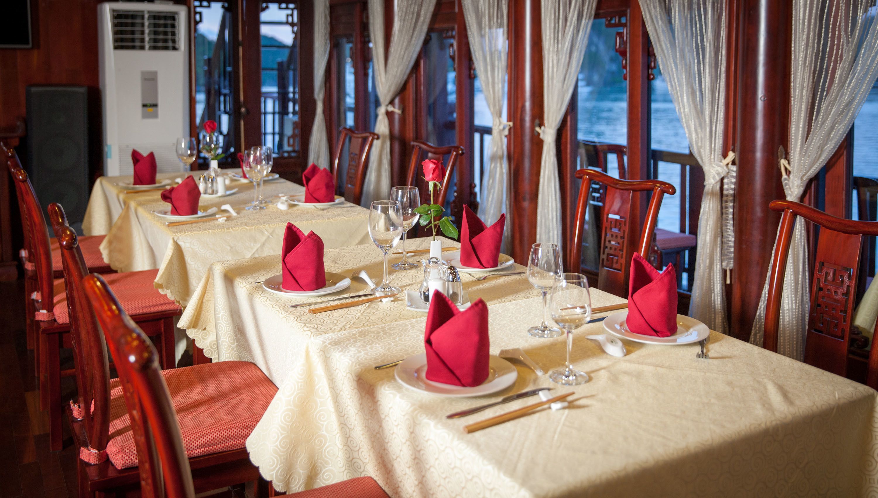 Breakfast, lunch, dinner served; international cuisine, sea views 