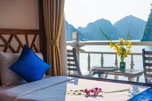 Cabane Deluxe, balcon, vue mer (Double or Twin) | Minibar, coffres-forts dans les chambres, bureau, rideaux occultants