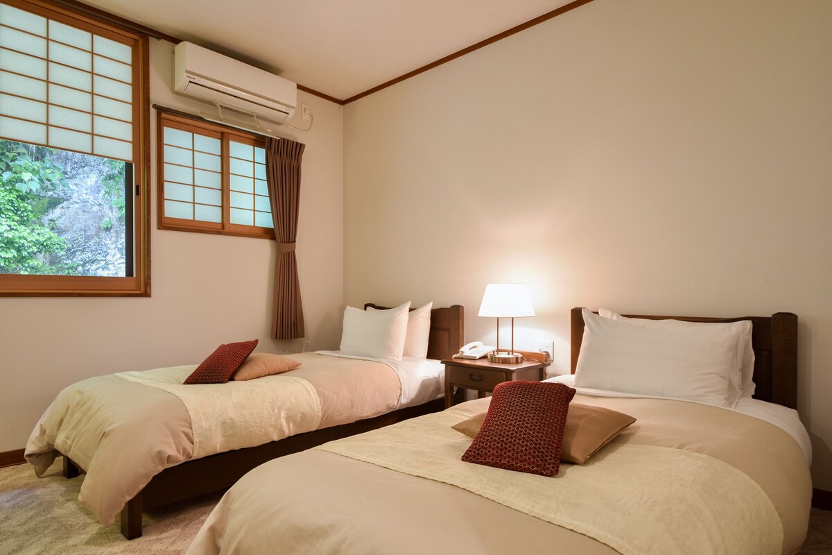 Twin Room | Minibar, in-room safe, individually decorated, desk