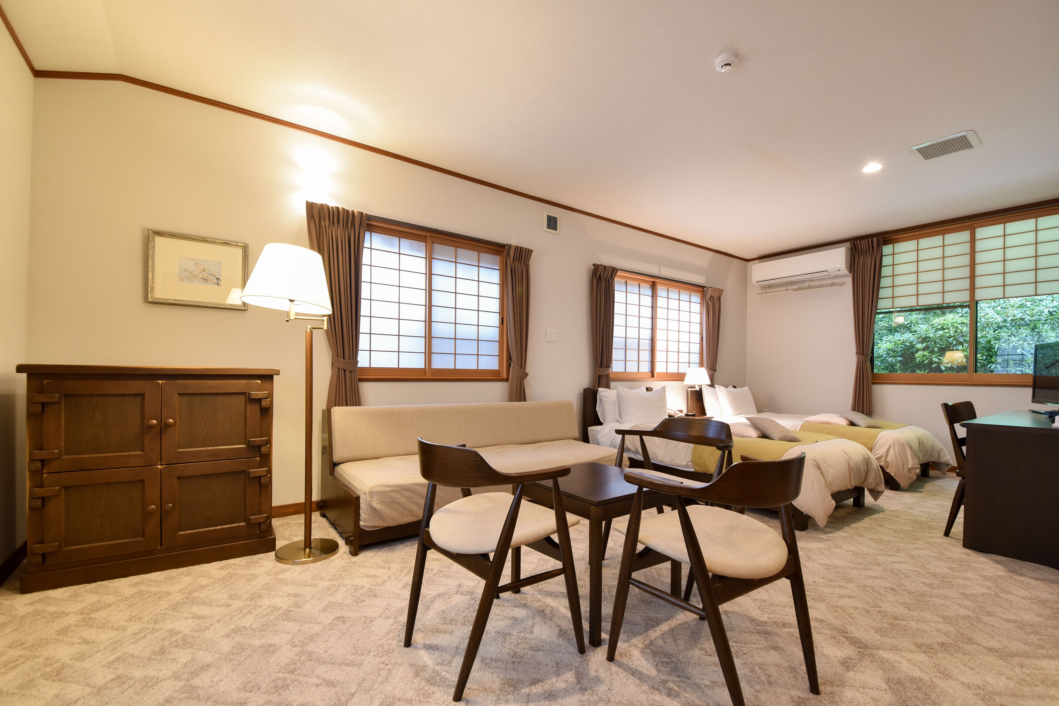 deluxe room | minibar, in-room safe, individually decorated, desk